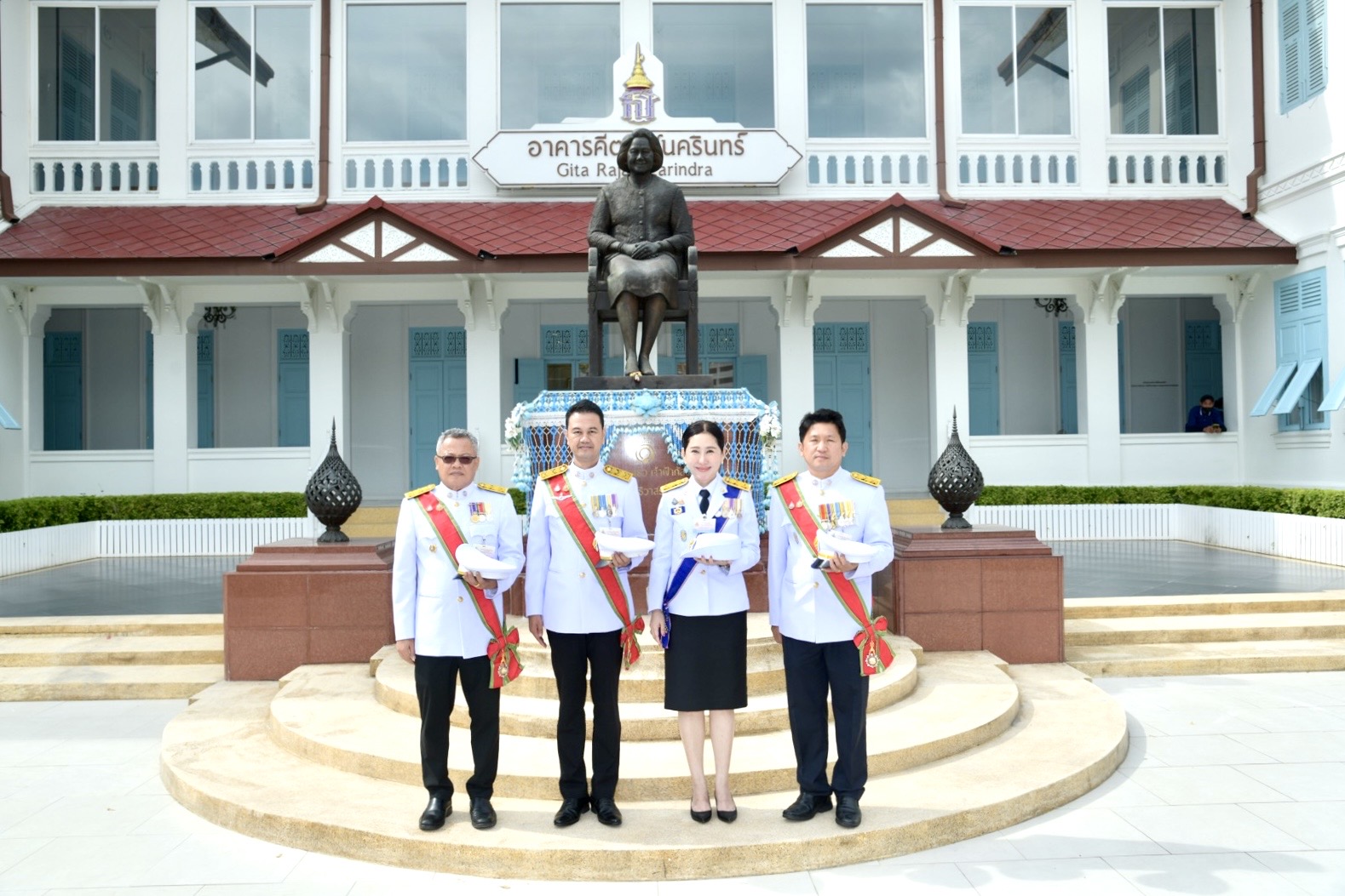 รมว.สรวงศ์ พร้อมคณะผู้บริหารกระทรวงการท่องเที่ยวและกีฬา เฝ้ารับเสด็จฯ ในหลวง พระราชินี เสด็จฯ ถวายผ้าพระกฐินโดยขบวนพยุหยาตราทางชลมารค ณ สวนหลวงพระราม 8
