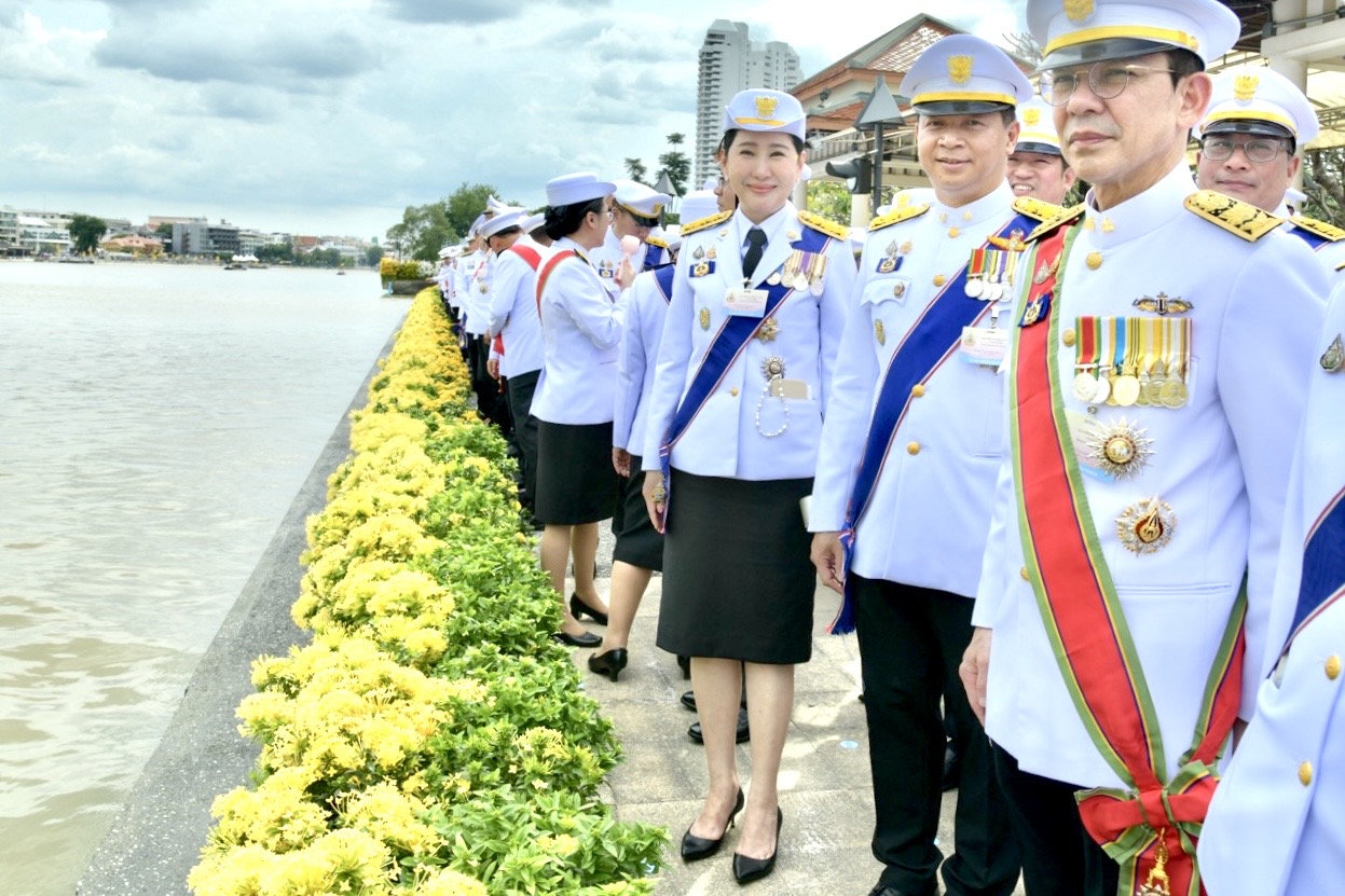 รมว.สรวงศ์ พร้อมคณะผู้บริหารกระทรวงการท่องเที่ยวและกีฬา เฝ้ารับเสด็จฯ ในหลวง พระราชินี เสด็จฯ ถวายผ้าพระกฐินโดยขบวนพยุหยาตราทางชลมารค ณ สวนหลวงพระราม 8