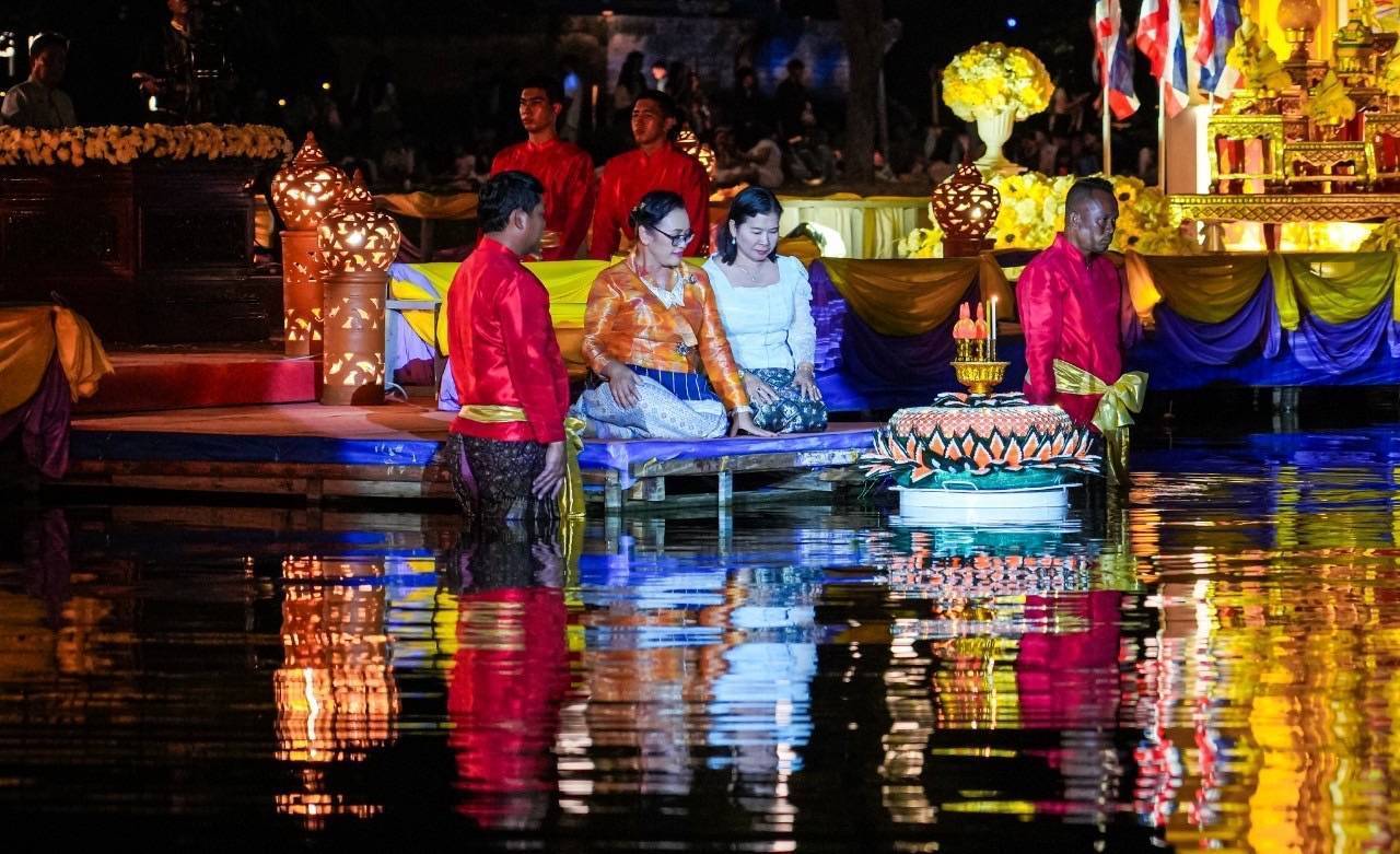 รองปลัดกระทรวงการท่องเที่ยวและกีฬา เข้าร่วมงานประเพณีลอยกระทง จังหวัดสุโขทัย