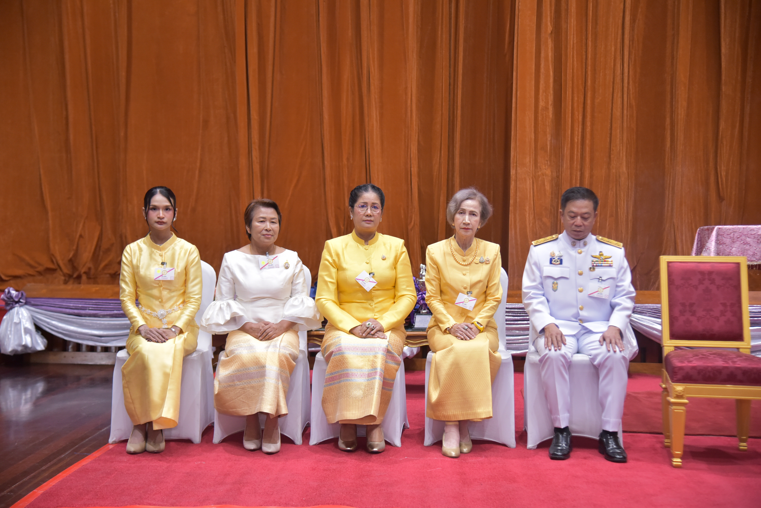 ผู้แทนกระทรวงการท่องเที่ยวและกีฬา รับโล่เกียรติคุณในงาน 