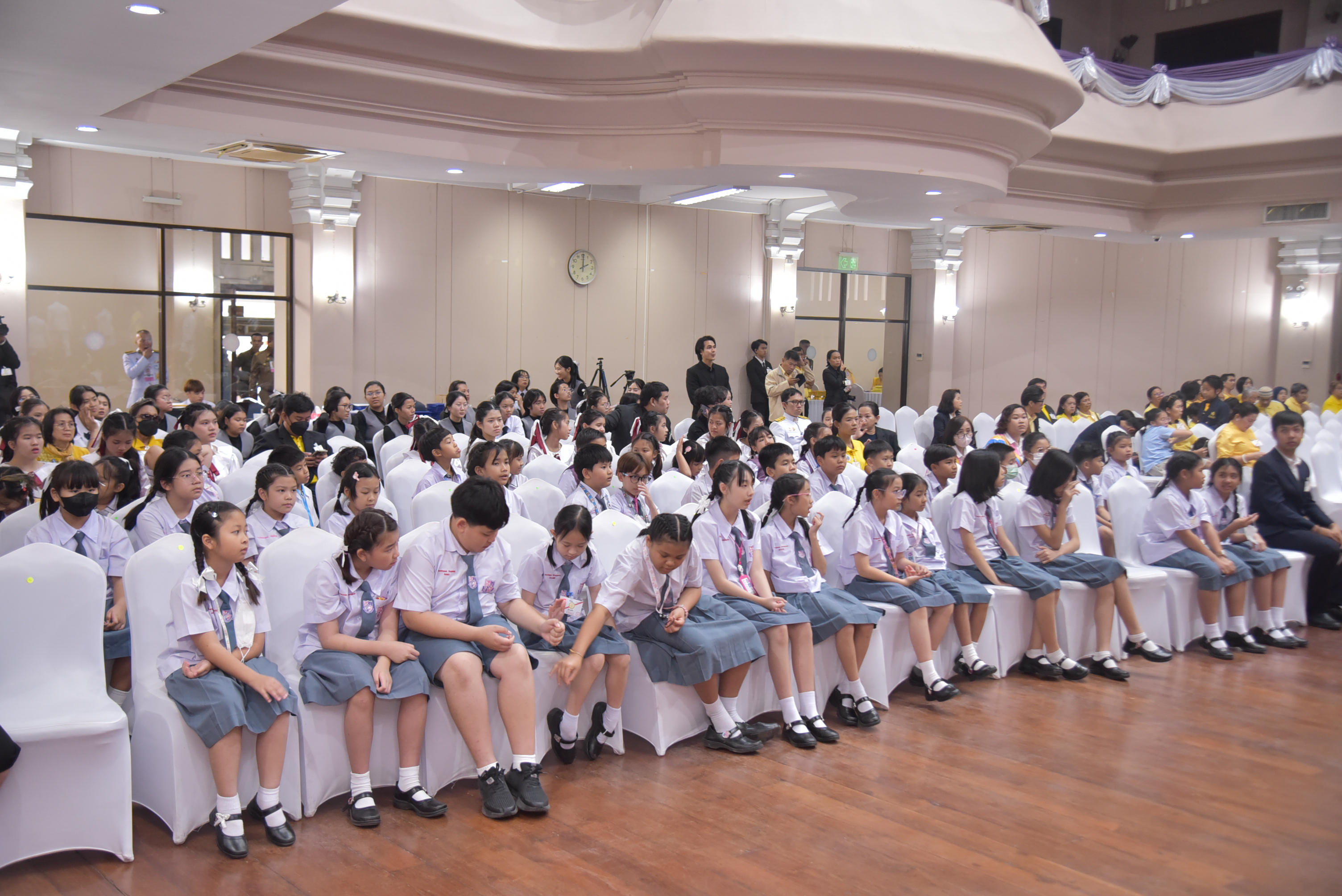 ผู้แทนกระทรวงการท่องเที่ยวและกีฬา รับโล่เกียรติคุณในงาน 