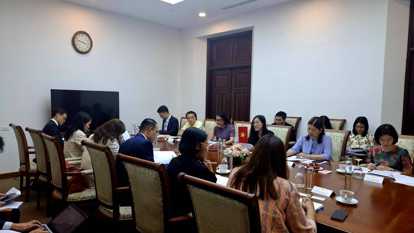 ผู้ช่วยปลัดกระทรวงการท่องเที่ยวและกีฬา และเจ้าหน้าที่กองนโยบายและการต่างประเทศ เข้าร่วมการหารือกลุ่มย่อยระหว่างเจ้าหน้าที่อาวุโส ไทย – เวียดนาม