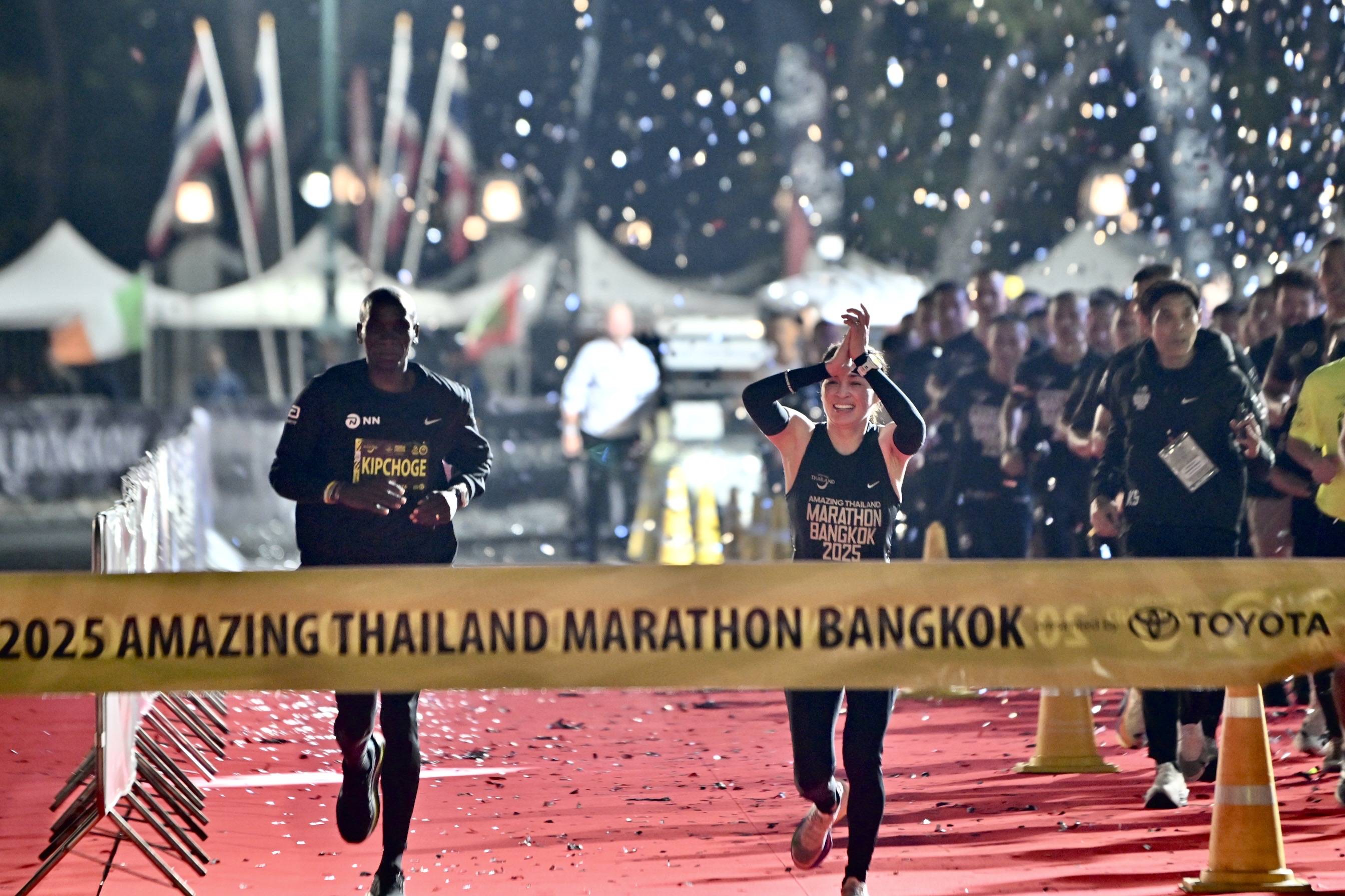 สมเด็จพระนางเจ้า ฯ พระบรมราชินี ทรงร่วมวิ่งฮาล์ฟมาราธอน เคียงคู่ 