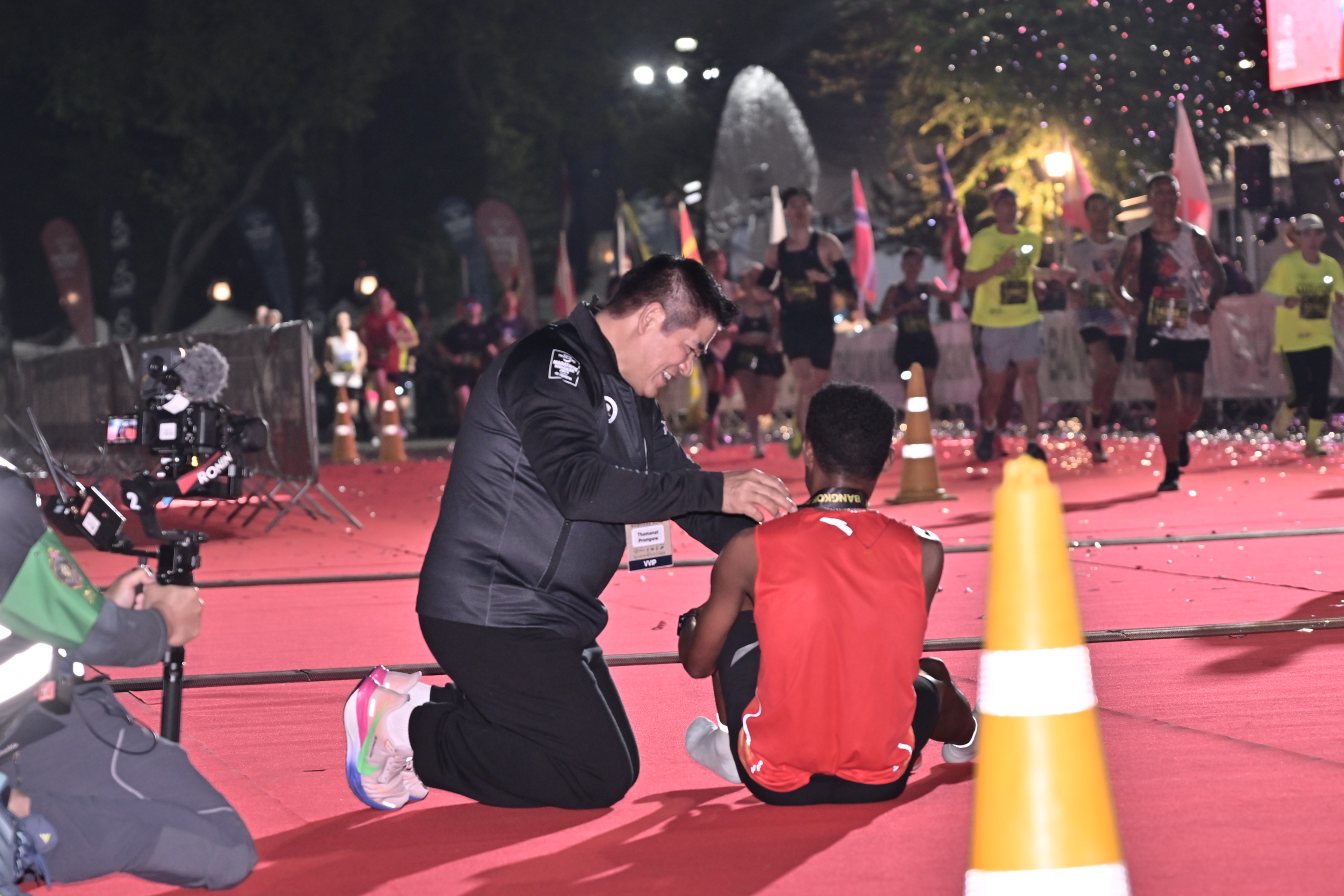 สมเด็จพระนางเจ้า ฯ พระบรมราชินี ทรงร่วมวิ่งฮาล์ฟมาราธอน เคียงคู่ 