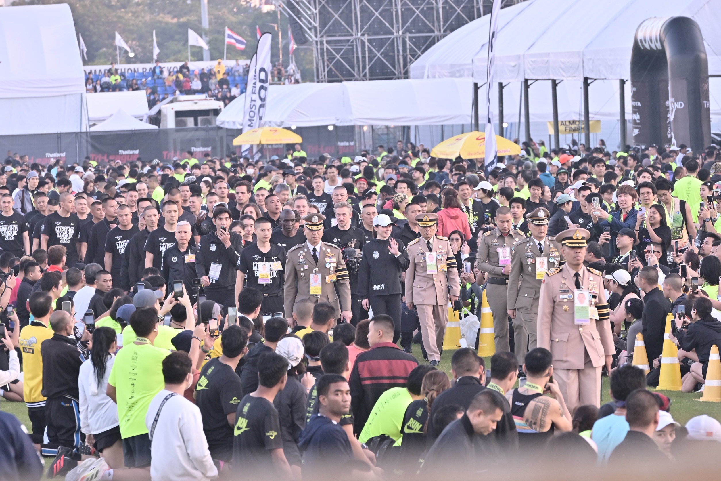 สมเด็จพระนางเจ้า ฯ พระบรมราชินี ทรงร่วมวิ่งฮาล์ฟมาราธอน เคียงคู่ 
