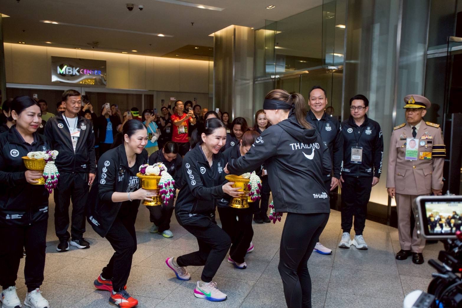 สมเด็จพระนางเจ้า ฯ พระบรมราชินี ทรงร่วมวิ่งฮาล์ฟมาราธอน เคียงคู่ 