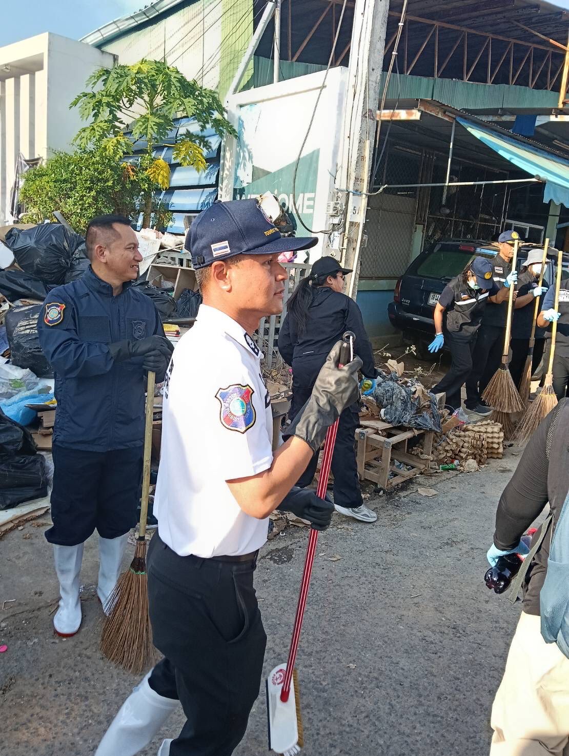ปลัดกระทรวงการท่องเที่ยวและกีฬา ร่วมทัพ 4 กระทรวง ลงพื้นที่หาดใหญ่ หนุนภารกิจ Big Cleaning หลังน้ำท่วมคลี่คลาย พร้อมดูแลนักท่องเที่ยว–ประชาชนอย่างใกล้ชิด