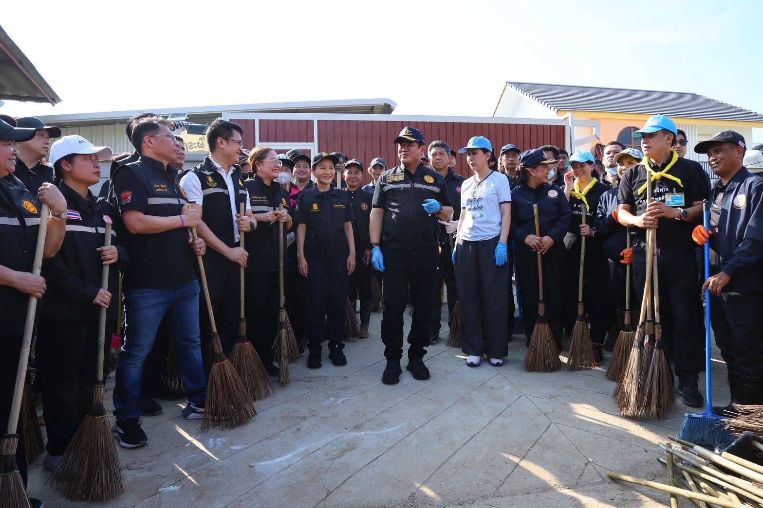 ปลัดกระทรวงการท่องเที่ยวและกีฬา ร่วมทัพ 4 กระทรวง ลงพื้นที่หาดใหญ่ หนุนภารกิจ Big Cleaning หลังน้ำท่วมคลี่คลาย พร้อมดูแลนักท่องเที่ยว–ประชาชนอย่างใกล้ชิด