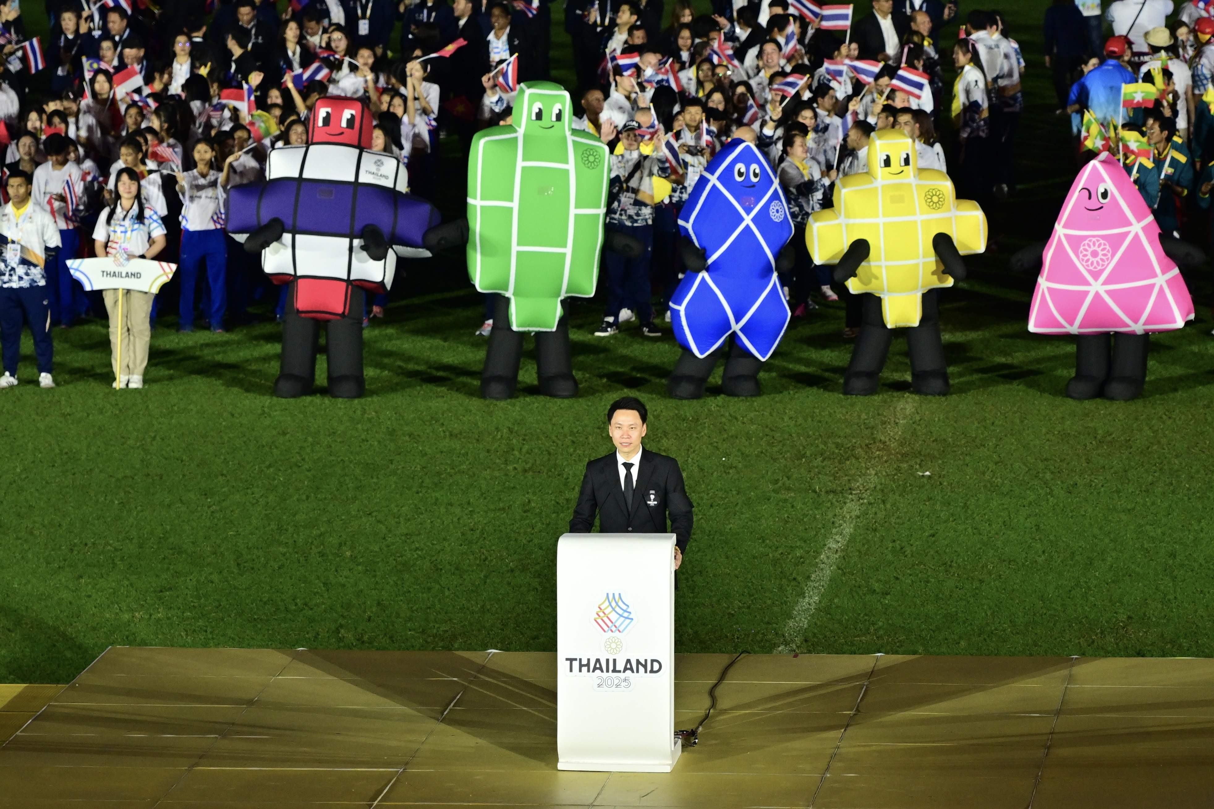 ไทยประกาศชัยชนะอย่างยิ่งใหญ่ ครองเจ้าเหรียญทองซีเกมส์ ครั้งที่ 33 พร้อมส่งมอบธงเจ้าภาพให้แก่มาเลเซีย