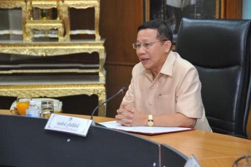 Minister of Tourism and Sports gave award on, ?Khon Dee Sri Tong Tiew Thai?