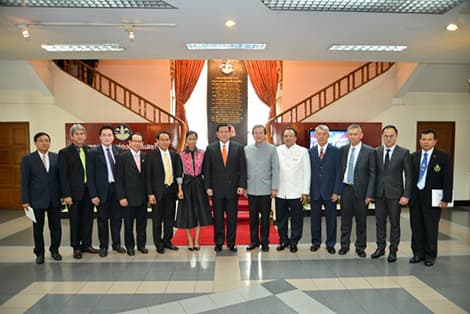 Meeting on how to gain revenue from tourism and services in the fiscal year of 2016