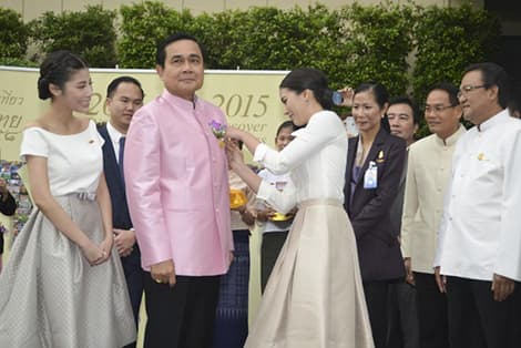 Giving the badge symbolizing the Year of Tourism in Thai Way of 2015 to the Prime Minister and the Cabinet