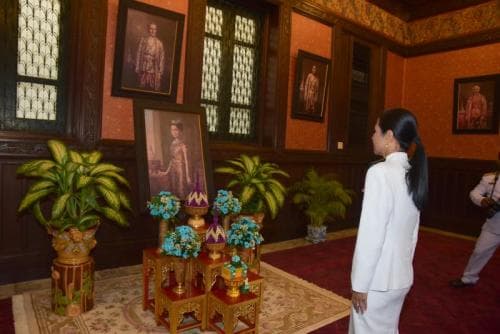 Get-well Message Signing for Her Majesty the Queen