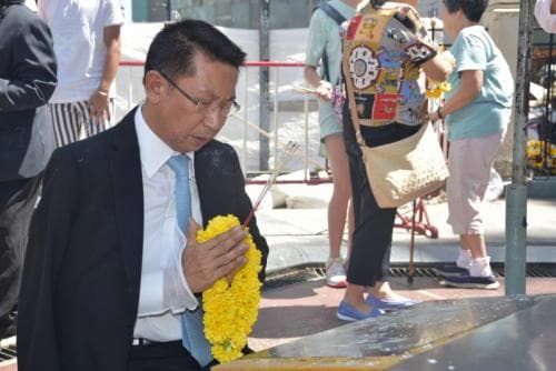 Permanent Secretary of Ministry of Tourism and Sports presented and laid the flowers in tribute to the explosion at Ratchaprasong intersection