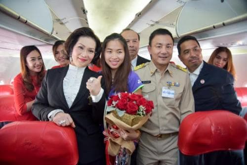 Giving flowers to congratulate to Ratchanok Inthanon (May)