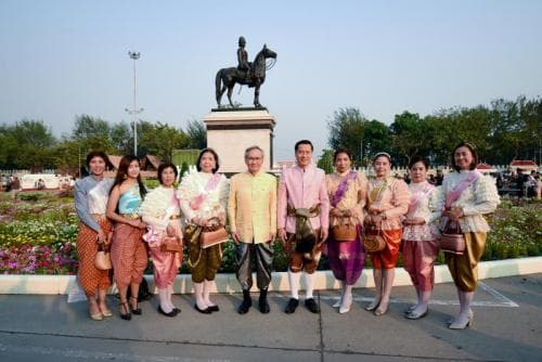 The Prime Minister accompanied by the cabinet to visit the event 