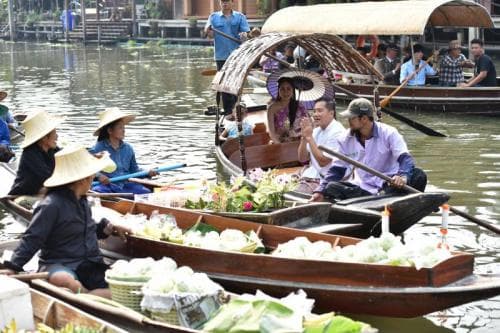 Visit Ratchaburi Province to explore the tourist attractions for people in Damneonsaduak Floating Market and Lak Ha Floating Market