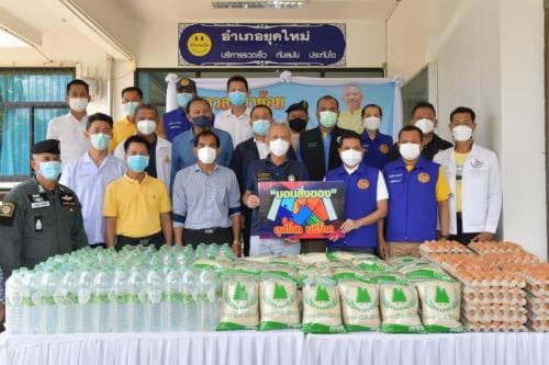 Minister of Tourism and Sports Visits 4 Districts in Songkhla Province to Deliver Survival Kits and Equipment to Prevent against the Spread of COVID 19