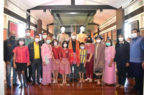 Minister Phiphat Visits Muen Si Weaving Group at Na Yong District, Trang Province